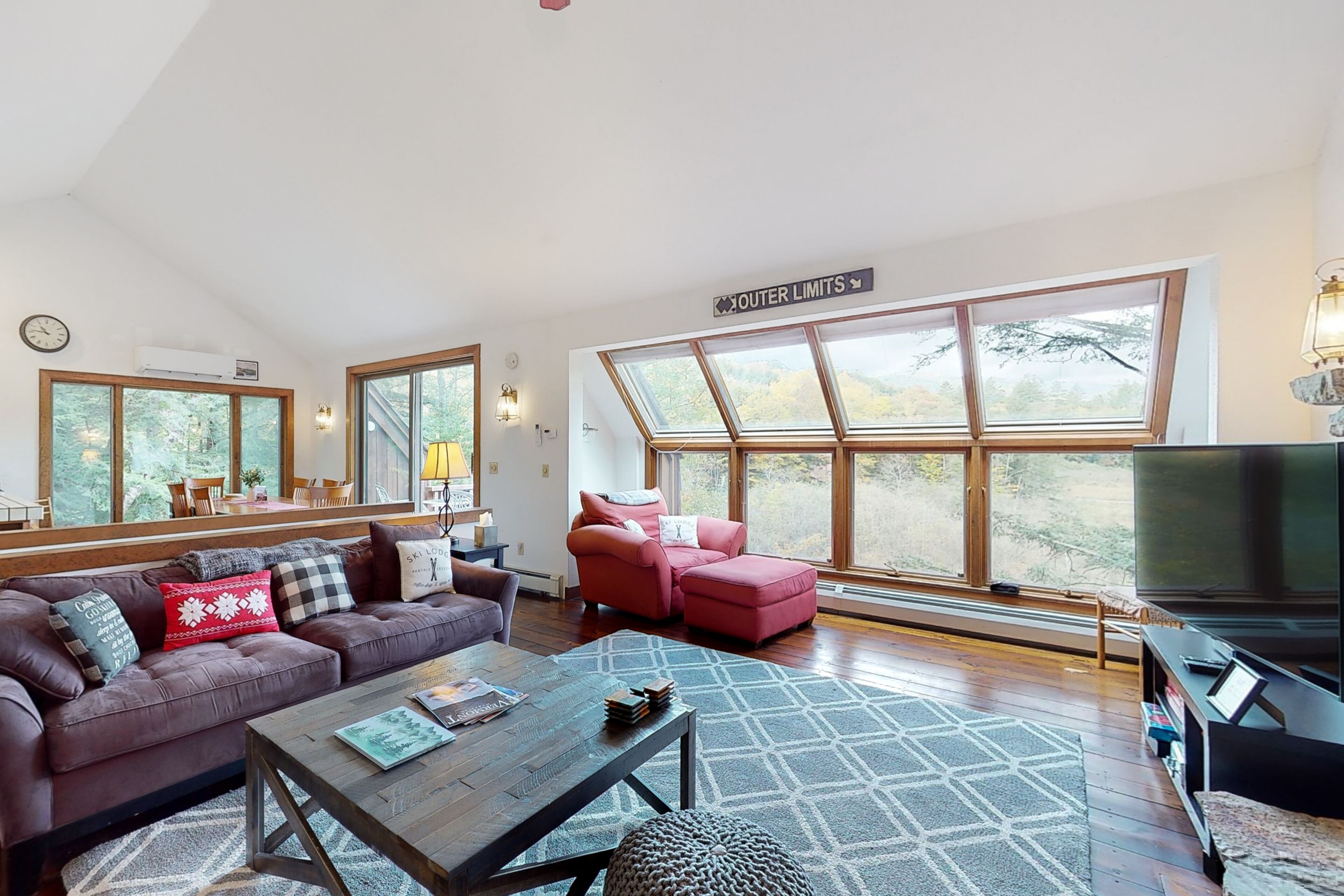 Télévision, cheminée, lecteur de DVD, baby-foot