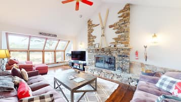 Télévision, cheminée, lecteur de DVD, baby-foot