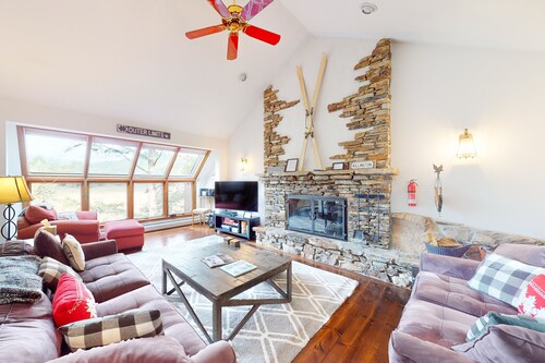 Mountain-view home with deck  - minutes to Okemo Mountain & Skyeship Gondola