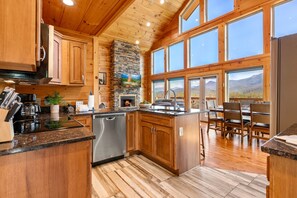 Refrigerador con congelador, microondas, horno y parrilla de estufa 