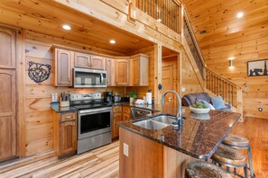 Refrigerador con congelador, microondas, horno y parrilla de estufa 