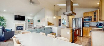 Serene, Dog-Friendly Beach House with Free WiFi & a Gas Fireplace