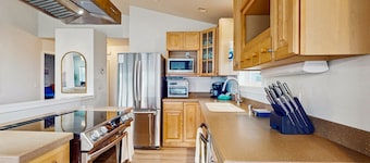 Serene, Dog-Friendly Beach House with Free WiFi & a Gas Fireplace