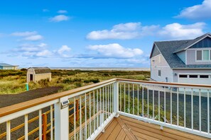 Property grounds - Serene, Dog-Friendly Beach House with Free WiFi & a Gas Fireplace (Westport)