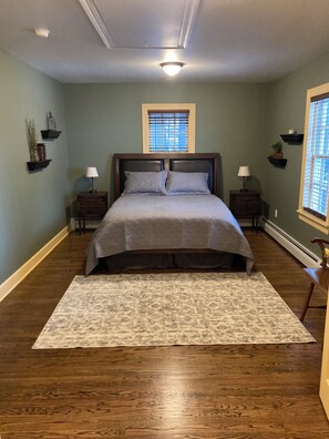 2 habitaciones, escritorio y tabla de planchar con plancha 