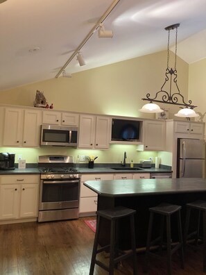 Refrigerador, microondas, horno y parrilla de estufa 