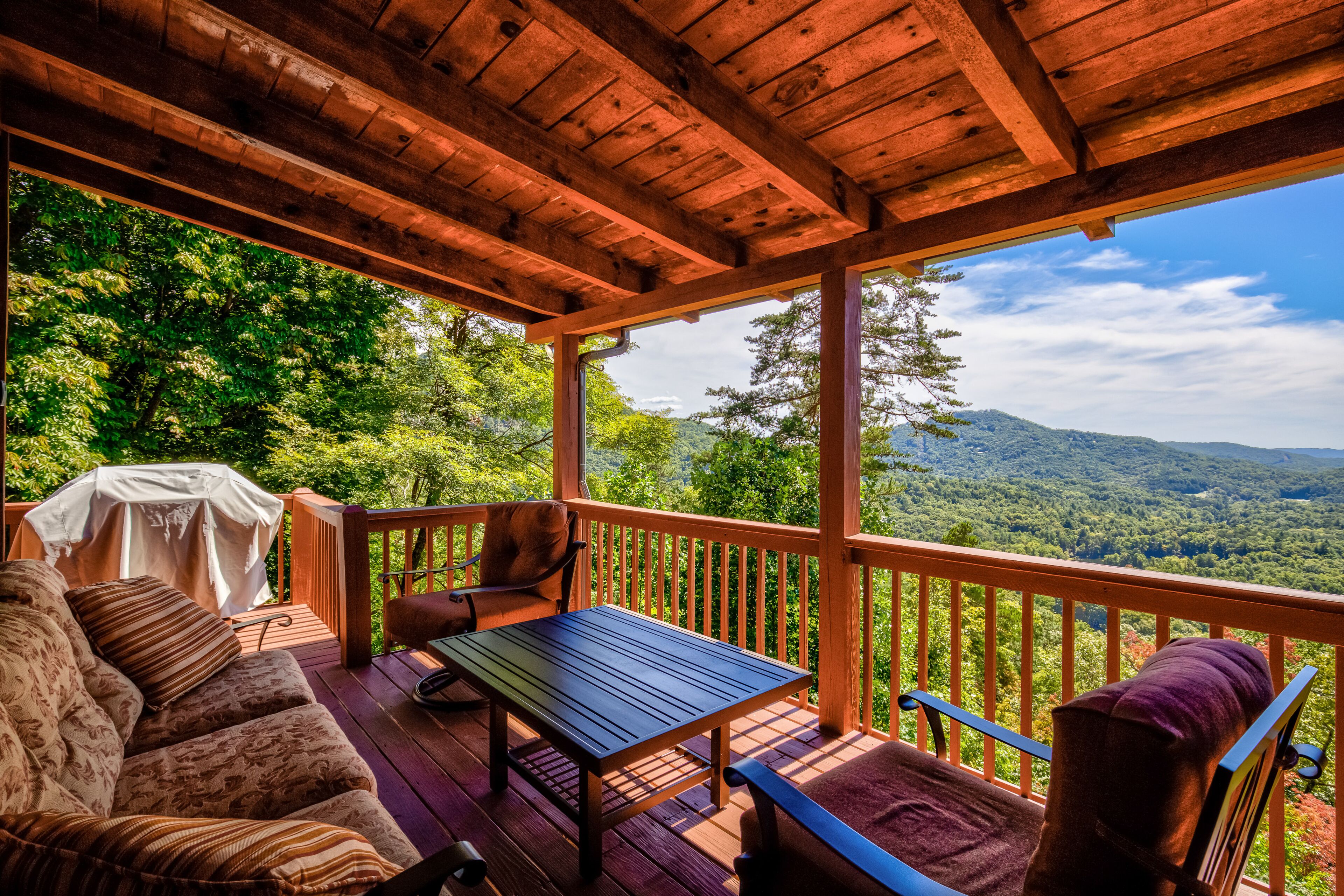 Brilliant cabin with mountain view, fireplace, air hockey, central AC & W/D