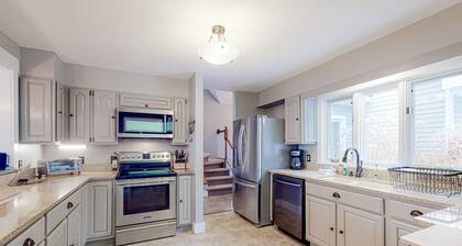 Lovely mountain retreat with amazing views, game room, firepit, & woodstove