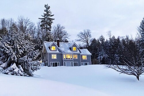 Lovely mountain retreat with amazing views, game room & firepit