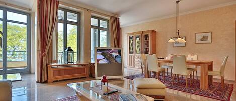 Televisión, reproductor de DVD, estéreo