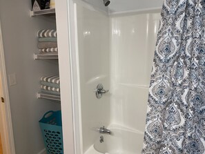 Combined shower/tub, hair dryer, towels - Cozy Apartment (sleeps 6) (Kodak)
