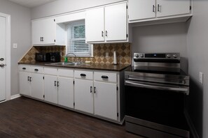 Een koelkast, een magnetron, een oven, een kookplaat