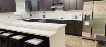 New Modern House near Hospital , shopping centers with backyard and Resaca view.