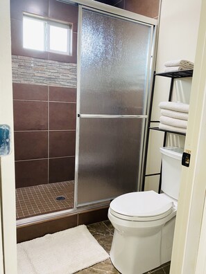 Dusche, Handtücher, Toilettenpapier