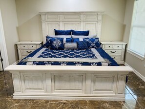 3 bedrooms, iron/ironing board, WiFi, bed sheets - New Modern House near Hospital , shopping centers with backyard and Resaca view. (Brownsville)