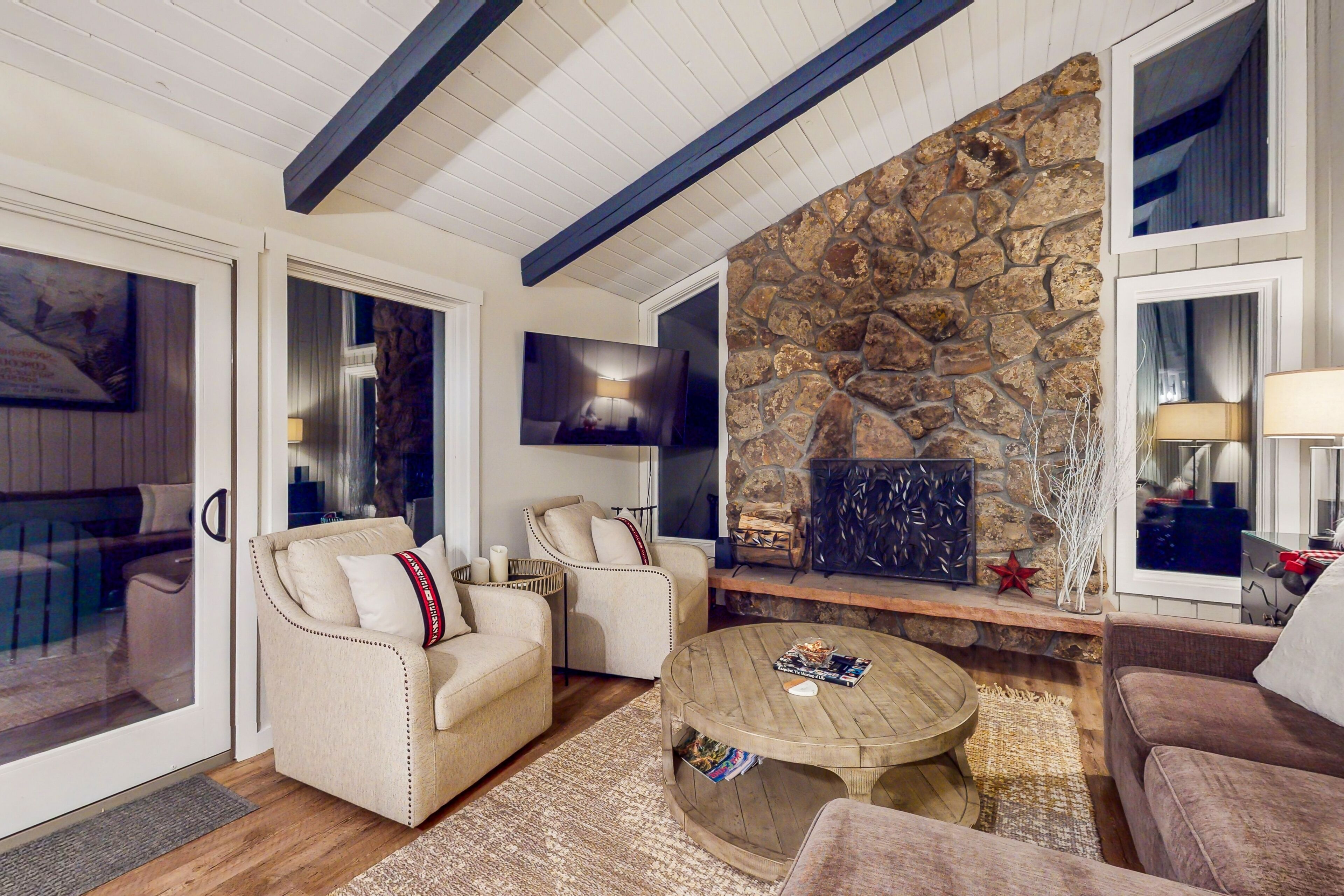 2nd-floor condo with pool, balcony, fireplace, washer/dryer & mountain views
