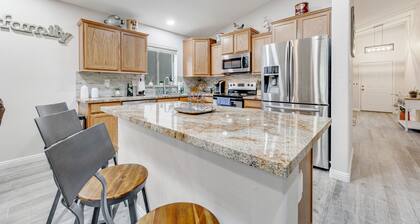 Dreamy home with private pool, high-speed WiFi, full kitchen, & W/D