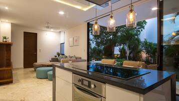 Kühlschrank, Mikrowelle, Ofen, Herdplatte