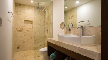 Douche, séchoir à cheveux, serviettes fournies, shampooing