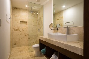 Dusche, Haartrockner, Handtücher, Shampoo