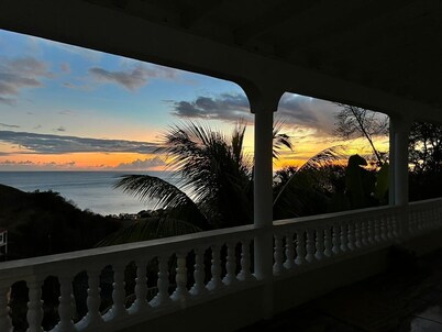 Beautiful sunset and Mountain View 2 bedroom apartment 