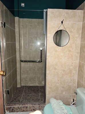 Dusche, Handtücher, Seife, Toilettenpapier