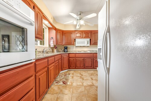 Downtown Home w/Enclosed Yard, Gas Grill, Free WiFi, Central A/C, Washer/Dryer