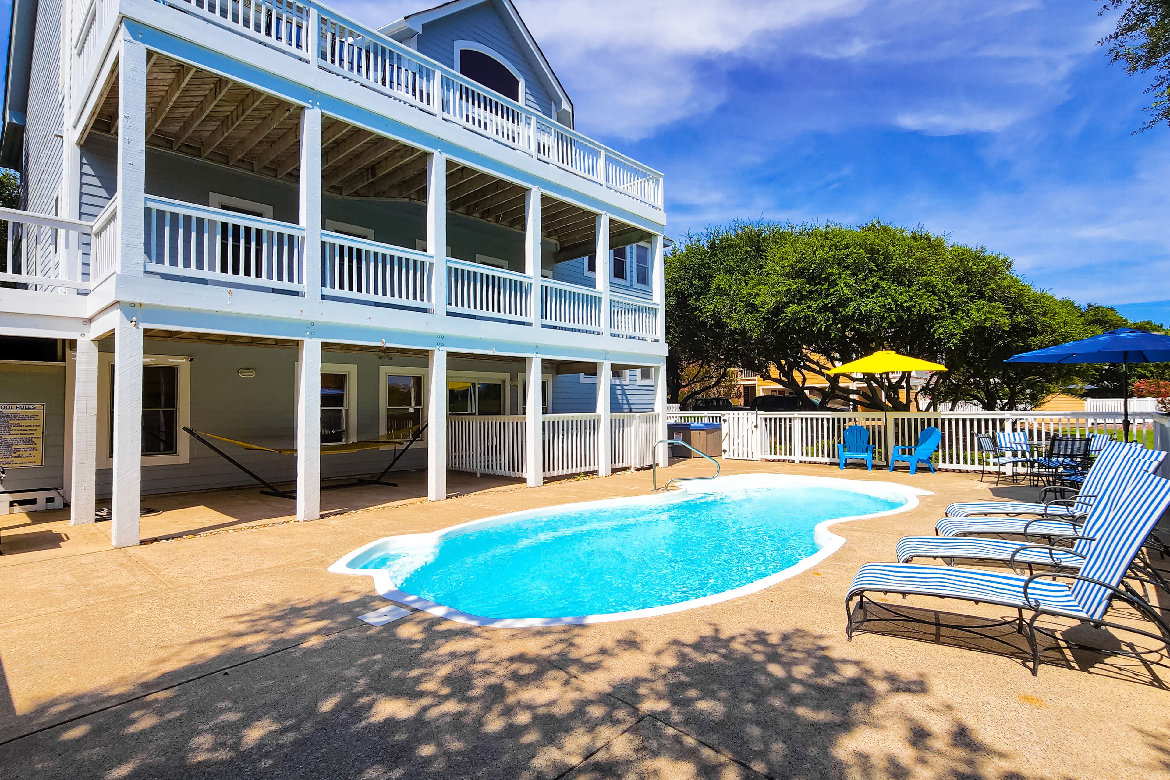 Dog-friendly golf getaway by the beach with private pool, hot tub & deck