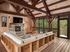 Smart-TV, Kamin, Bücher