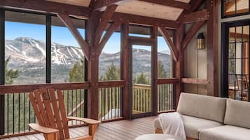 TV connectée, cheminée, livres