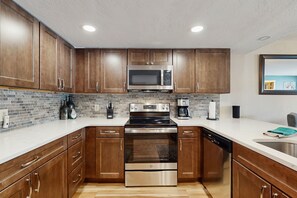 Fridge, microwave, oven, dishwasher - Spacious ski-in/ski-out Copper Mountain retreat with balcony - near dining (Copper Mountain)