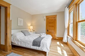 3 bedrooms, desk, iron/ironing board, travel crib