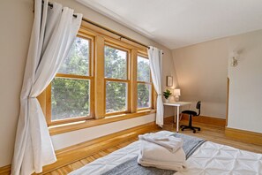 3 quartos, escrivaninha, ferros/tábuas de passar roupa, berço de viagem