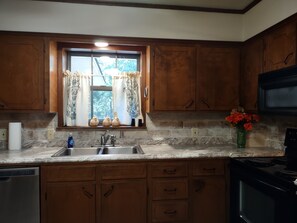 Køleskab, mikrobølgeovn, ovn, kogeplade