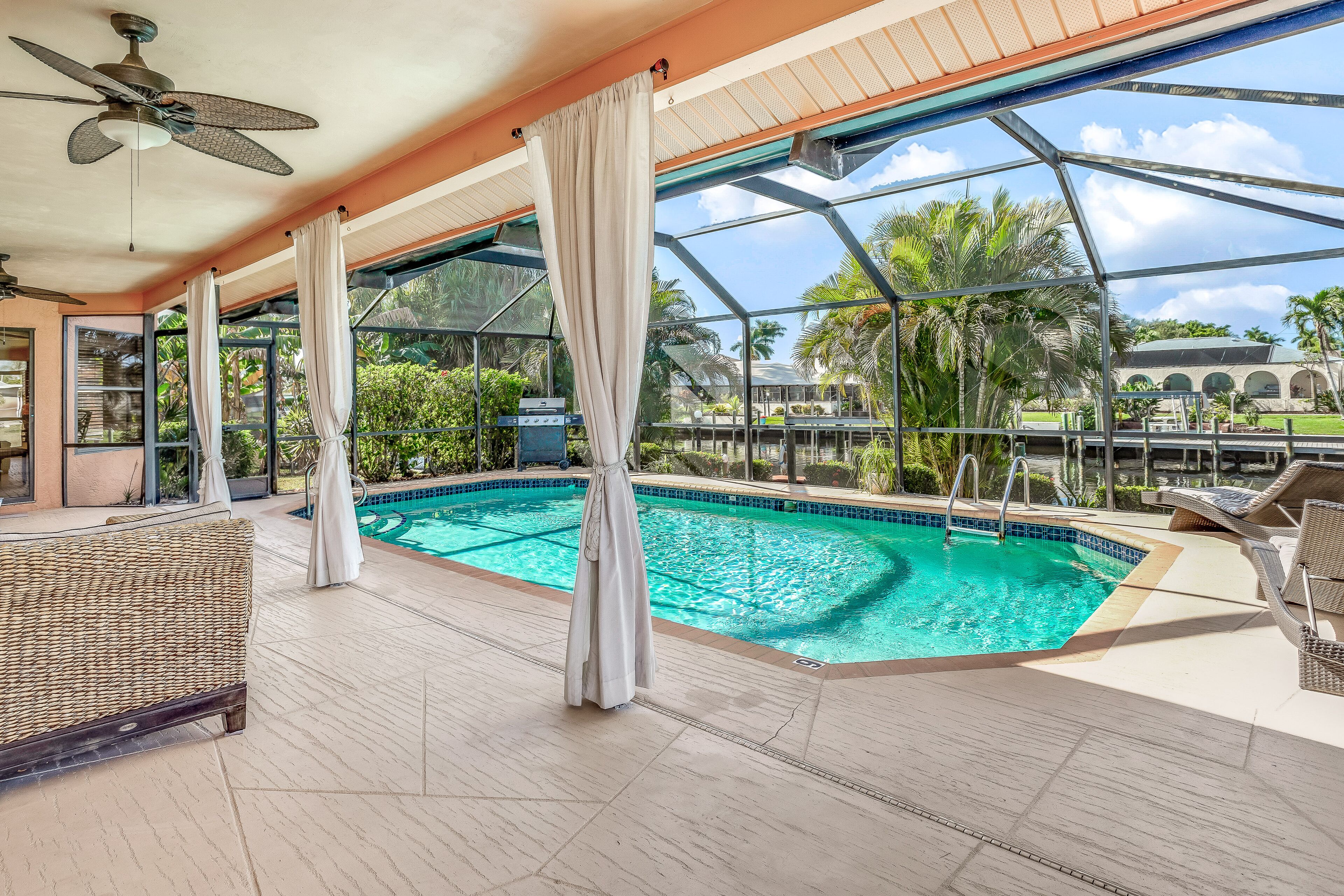 حمّام سباحة مُدفَّأ