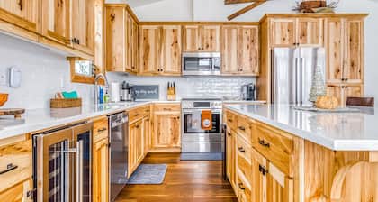 Beautiful, Modern Alpine Home - Private Hot Tub, Gas Fireplaces, Walk to Dining