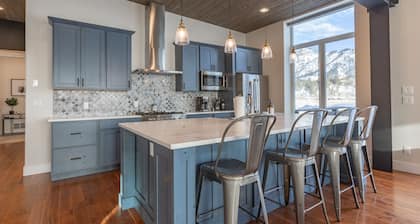 Mountain View Airpark Condo with Spacious Deck and Large Hangar near Jackson WY
