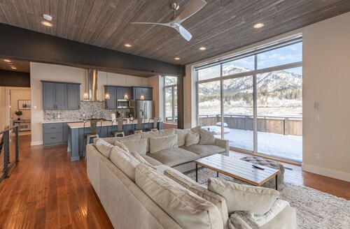 Mountain View Airpark Condo with Spacious Deck and Large Hangar near Jackson WY