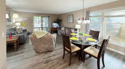  Serene Partial Lakeview Kayaks access to golf, lakes, hiking and more.