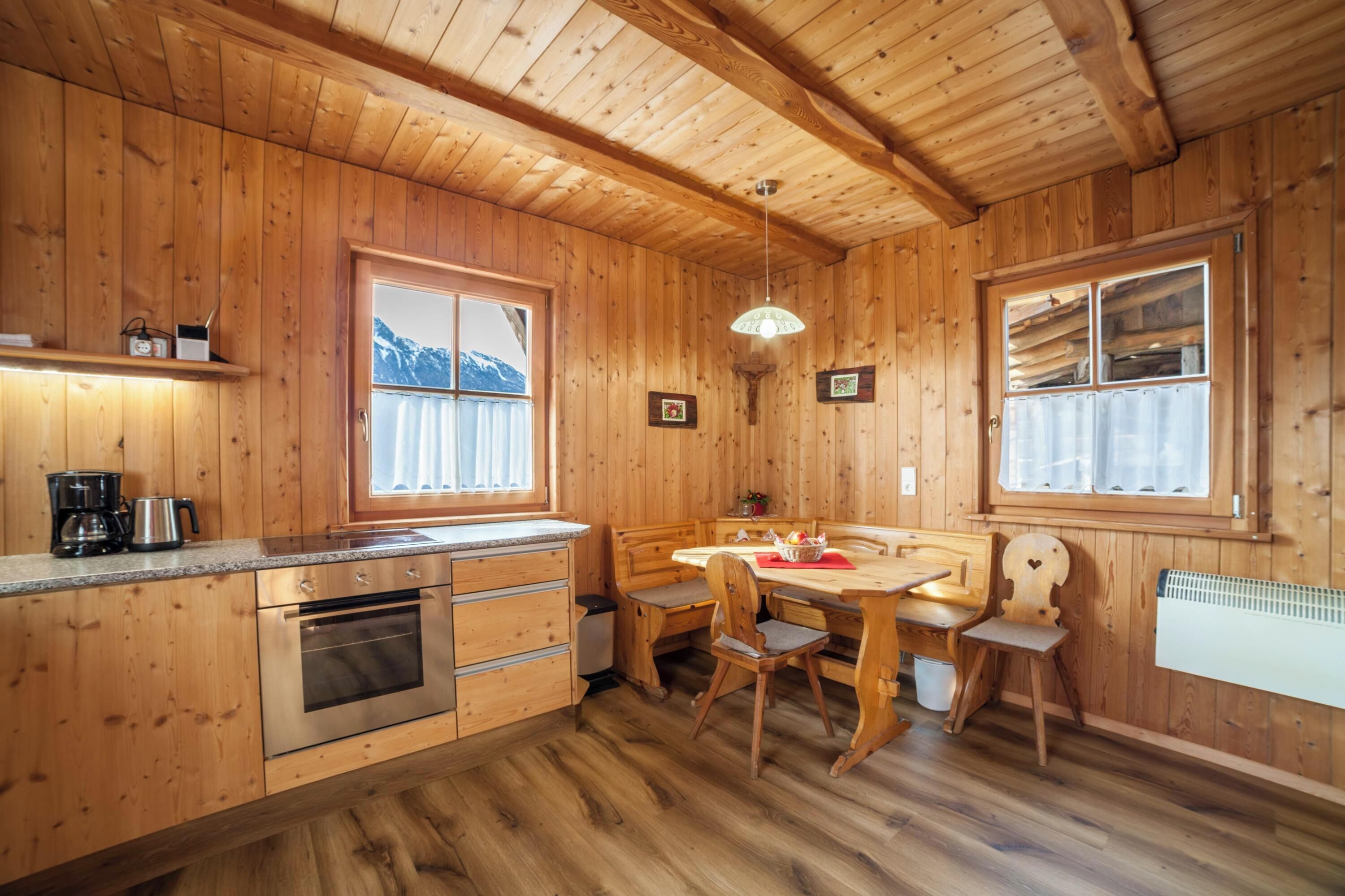 Kühlschrank, Ofen, Herdplatte, Wasserkocher mit Kaffee-/Teezubehör