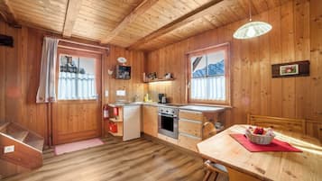 Refrigerador, horno, parrilla de estufa y cafetera y tetera