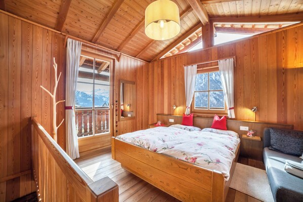 1 bedroom, free WiFi, bed sheets - Vacation Home "Waldhof" with Mountain View, Balcony & Wi-Fi (Naturns Sonnenberg)