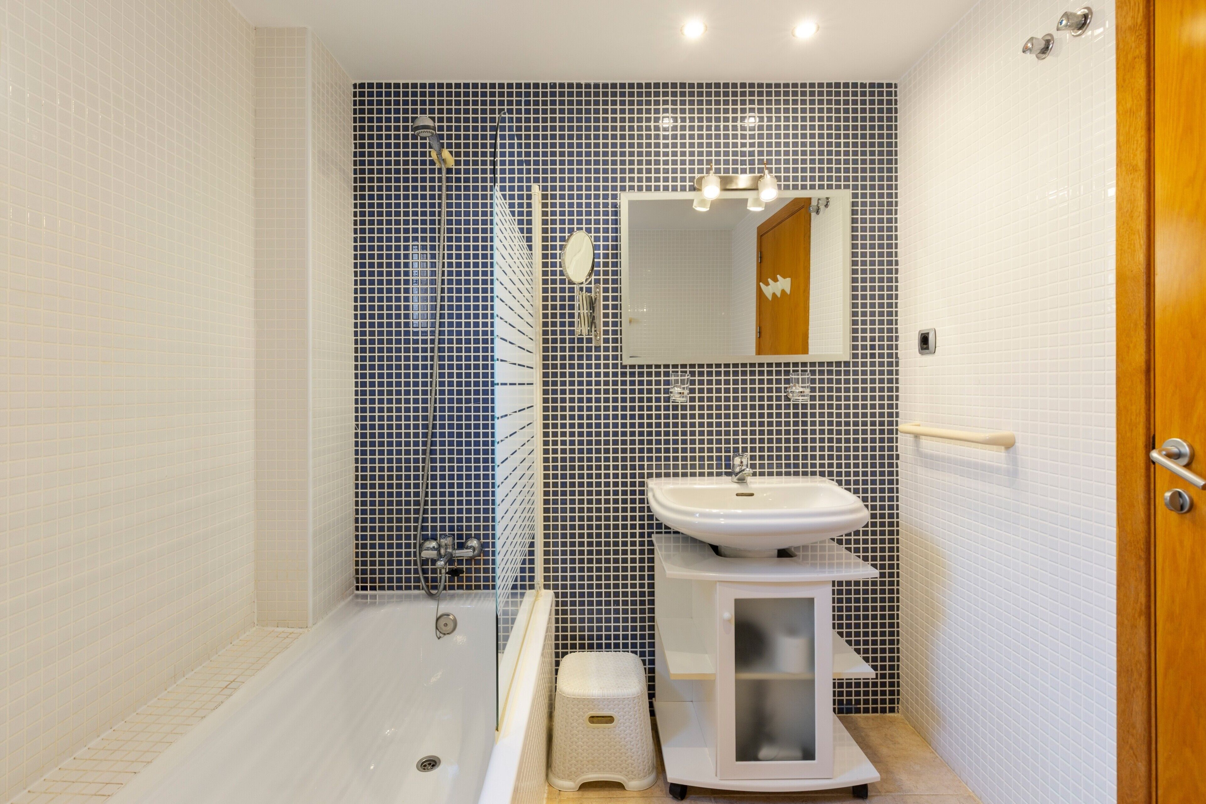 Ein modernes Badezimmer mit Badewanne, Dusche und Waschbecken.