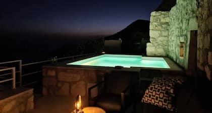 Amber's Place, cosy house with pool and sea views