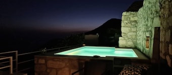 Amber's Place, cosy house with pool and sea views