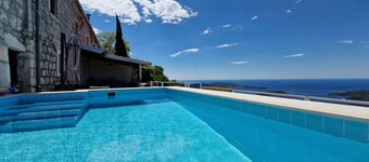 Amber's Place, cosy house with pool and sea views