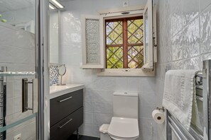 Douche, sèche-cheveux, serviettes fournies