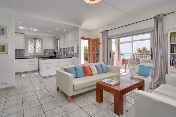 تلفزيون، مدفأة، مشغل دي في دي، تنس طاولة