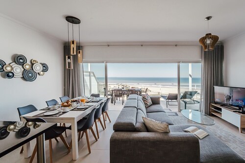 "Beachfront Atlantic Sunset A07" avec piscine partagée, vue sur mer et Wi-Fi.