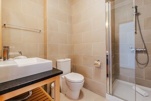 Bathtub, hair dryer, towels - 'Beachfront Atlantic Sunset A07' with Shared Pool, Sea View & Wi-Fi (Obidos)